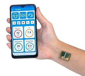 A mobile phone application pairs with the Caltech researchers’ wearable sweat sensor via Bluetooth. The device uses sweat, rather than blood, to monitor a host of biomarkers associated with disease diagnostics and fitness levels. Courtesy of Jihong Min.