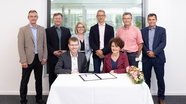 Front row, from left to right: Michael Albiez (Head of ZEISS Research Microscopy Solutions) and Edith Heard (Director General EMBL); Back row: Herbert Schaden (Head of Global Academia Key Account Management at ZEISS Research Microscopy Solutions), Horst Wolff (Head of Light Microscopy at ZEISS Research Microscopy Solutions), Stephanie Alexander (Research & Service Coordinator, EMBL IC and Cell Biology & Biophysics), Jan Ellenberg (Head of Cell EMBL IC and Cell Biology & Biophysics), Rainer Pepperkok (Director of Scientific Core Facilities and Services at EMBL), Jürgen Bauer (Deputy Managing Director EMBLEM). Courtesy of ZEISS. 