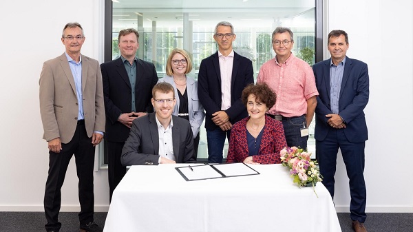 Front row, from left to right: Michael Albiez (Head of ZEISS Research Microscopy Solutions) and Edith Heard (Director General EMBL); Back row: Herbert Schaden (Head of Global Academia Key Account Management at ZEISS Research Microscopy Solutions), Horst Wolff (Head of Light Microscopy at ZEISS Research Microscopy Solutions), Stephanie Alexander (Research & Service Coordinator, EMBL IC and Cell Biology & Biophysics), Jan Ellenberg (Head of Cell EMBL IC and Cell Biology & Biophysics), Rainer Pepperkok (Director of Scientific Core Facilities and Services at EMBL), Jürgen Bauer (Deputy Managing Director EMBLEM). Courtesy of ZEISS.