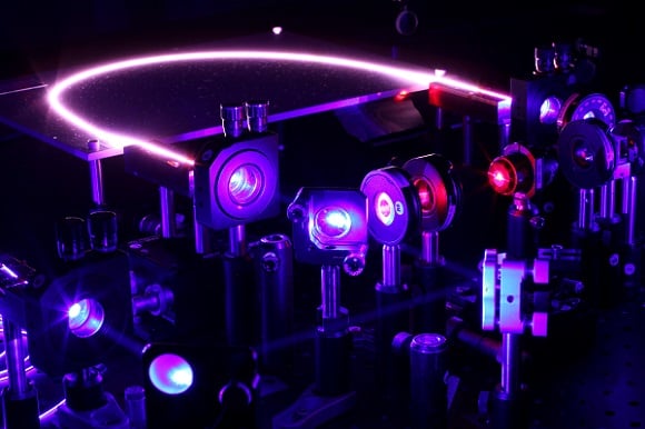 Researchers have developed the first fiber laser that can produce femtosecond pulses in the visible range of the electromagnetic spectrum. Courtesy of Jérôme Lapointe, Université Laval.