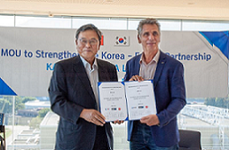 Director of KAIST GCC Prof. Choi Mun Kee and Deputy Director of CEA-Leti after signing the agreement. Courtesy of CEA-Leti.