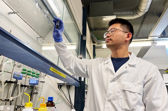 Wang manipulates a sample of a solution of quantum dots in the lab at ICFO. Courtesy of ICFO.