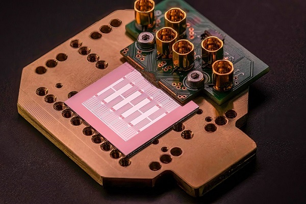 Photonic’s silicon quantum processor. Courtesy of TELUS.