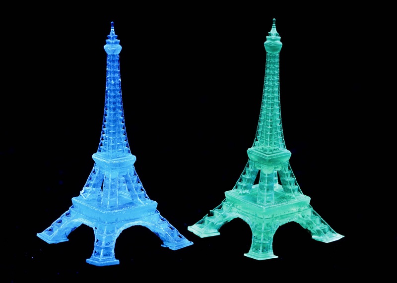Eiffel Tower-shaped luminescent structures, 3D-printed from supramolecular ink. Each 2-cm-tall device is fabricated from supramolecular ink that emits blue or green light when exposed to 254-nm ultraviolet light. Courtesy of Peidong Yang and Cheng Zhu/Berkeley Lab and Science.