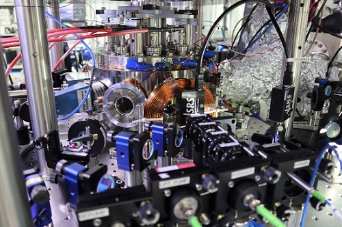 Experimental setup for the cold-atom (neutral-atom) quantum computer developed by the Kenji Ohmori group at the Institute for Molecular Science. Courtesy of Takafumi Tomita.
