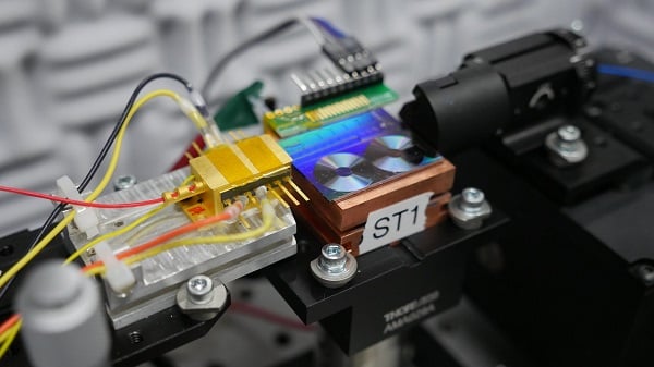 Photonics-Based Oscillator Provides Precise Signals on Compact Chip