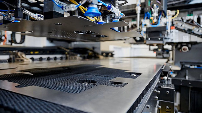 TRUMPF’s “Runability Guide” will check, for example, how much a part will buckle as a result of gravitational force during removal, and thereby possibly causing the process to jam. If a predefined limit value is exceeded, the software marks the corresponding area in red. Users can see immediately which parts of a job require attention. 