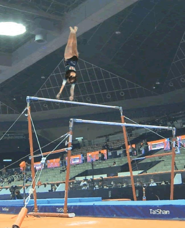 Information displayed on Fujitsu’s Judging Support System (JSS) screen (top). The left side of the image shows the video data and the height and body angle of the elements performed by the athlete in a timeline. The right side displays the athlete’s movements in 360°. The lower part of the image displays each element performed and a characterization of its difficulty.  Fujitsu’s Judging Support System (JSS) tracks the movement of a gymnast in action (middle) and precisely captures the position of individual body parts in relation to the uneven bars (bottom). Courtesy of Fujitsu.