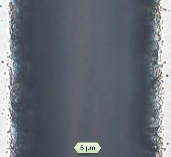 A close-up microscopic view shows that UV picosecond pulses in burst mode generate excellent edge quality, devoid of large chipping. Such a result is elusive for traditional mechanical saw processing. Courtesy of MKS/Spectra-Physics.