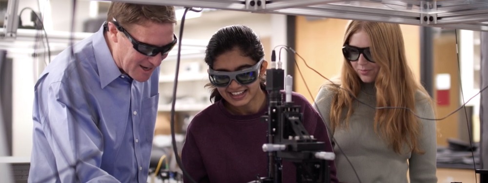 Quantum Squeezing Boosts Frequency Comb Sensitivity for Rapid Detection