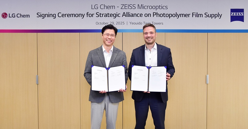 Ko Kyung-deok, Vice President and Head of the Electronics Materials Business Unit at LG Chem (left), and Stephan Höfer, Senior Vice President and Head of Business Development and Marketing at ZEISS Microoptics met at LG Chem’s Yeouido Twin Towers to sign a business cooperation agreement for photopolymer film. Courtesy of ZEISS Microoptics.