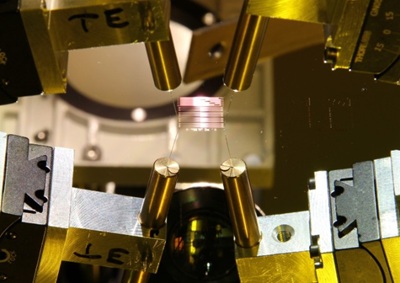 In the SmaraQ project, QUDORA Technologies, AMO, and Fraunhofer IAF develop UV waveguides and photonic components based on aluminum nitride and aluminum oxide that integrate directly onto ion-trap chips. Courtesy of Fraunhofer IAF.