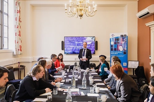 Industry leaders, policy makers, and academics meet at CORNERSTONE’s photonics roundtable. Courtesy of the CORNERSTONE Photonics Innovation Centre.