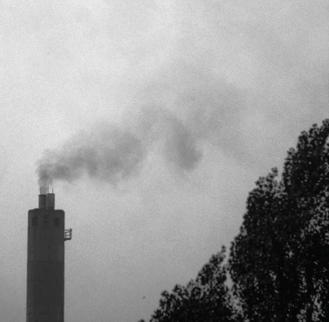 Figure 3. A refinery chimney emitting sulfur dioxide (SO2) imaged in ultraviolet (top) and visible light (bottom). Courtesy of Oxford Instruments — First Light Imaging.