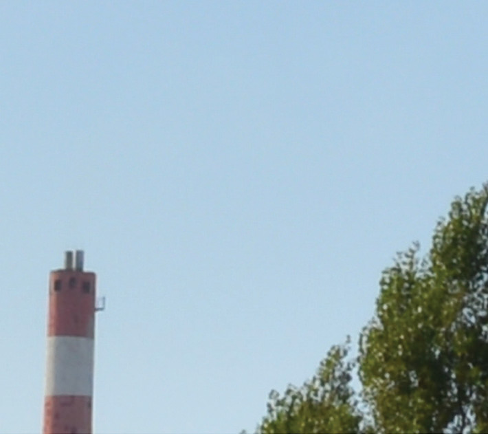 Figure 3. A refinery chimney emitting sulfur dioxide (SO2) imaged in ultraviolet (top) and visible light (bottom). Courtesy of Oxford Instruments — First Light Imaging.