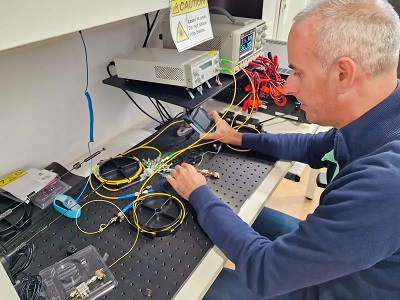 A researcher tests an optical beamforming chip developed through a collaboration between Vodafone and the University of Málaga. Courtesy of Vodafone.